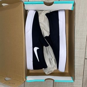BLACK NIKE SB SLIP ON